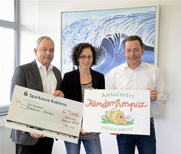 Die Firmengruppe Steinacker spendet an das ambulante Kinderhospiz Koblenz, vertreten von Katja Masendorf.privat