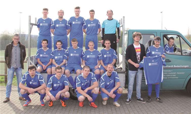 Die Firmeninhaber Udo und Martin Ehrhardt bei der Übergabe der Trikots in den Vereinsfarben an die Fußballer des SV Leimersdorf.privat