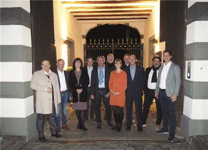 Die Firmenjubilare mit ihren Vorgesetzten, dem Betriebsratsvorsitzenden und den Geschäftsführern. v.l.n.r.: Rolf Hübner, Franz-Josef Doll, Carmen Gasber, Zoran Azinovic, Harald Rörig, Christian Malzer, Frauke Helf, Achim Kalweit, Christian Müller, Stefan Kaltbeitzer, Hannes Tack.. Foto: FRE