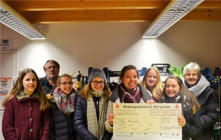 Die Firmgruppe aus Altenahr hatte die Idee, Kuchen für die „Tafel Ahrweiler“ zu verkaufen. Marion Eisler und Kuno Herchenbach freuten sich über die Spende. E.T. Müller