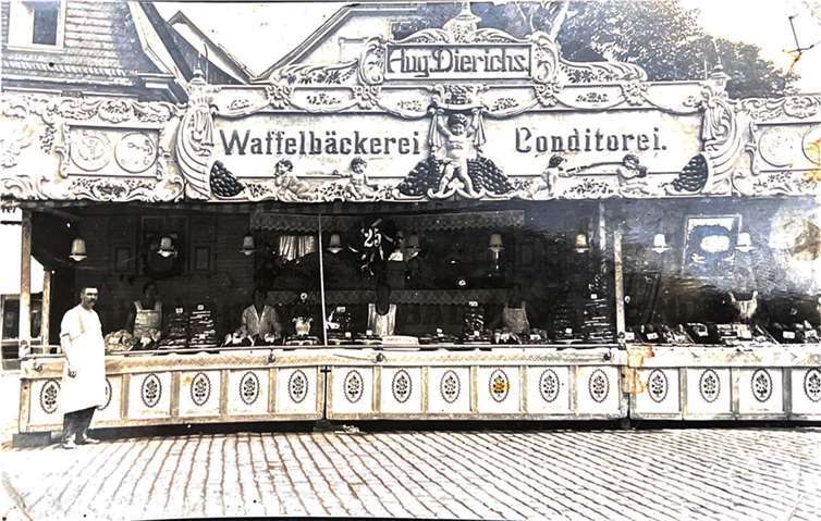 Ein Besuch bei Koch´s Waffelbäckerei ist ein Muss auf dem Lukasmarkt Die Firmierung mit August Dierichs, die Waffelbäckerei von Thorstens Urgroßopa.