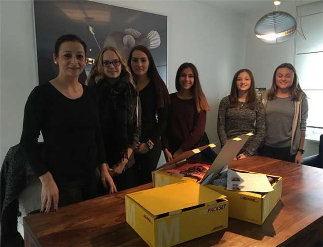 Die Firmlinge in Kruft mit den Paketen für Eritrea. privat