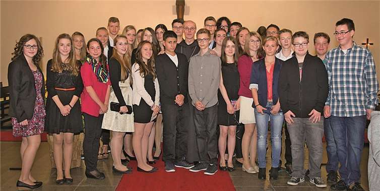 Die Firmlinge mit Abt Benedikt Müntnich. privat