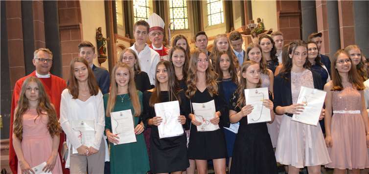 Die Firmlinge mit Pastor Frank Klupsch und Bischof Jörg Michael Peters. - AB -