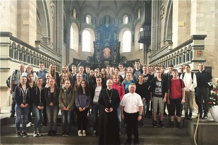 Die Firmlinge nach dem Gespräch mit Bischof Stephan Ackermann in der Sakristei. SF