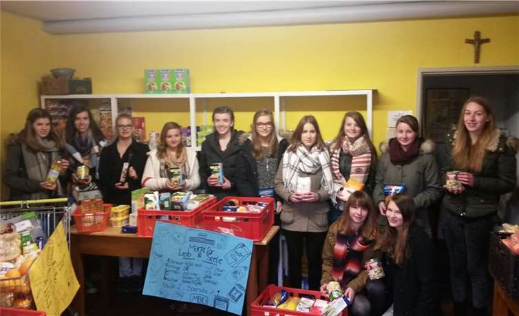 Die Firmlinge v. li.: Julia Kasper, Franziska Görgen, Cornelia Emmerichs, Annabel Naumann, Isabel Marhöfer, Susanne Badzies, Alina Mennigen, Katharina Jüngling, Kira Ruland, Hannah Schüller, knieend Vanessa Thiesen und Marlene Gebauer.Privat