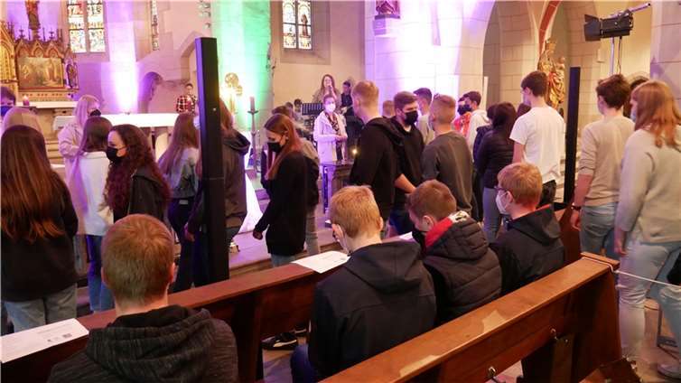 Die Firmlinge verehrten die Kreuzreliquie. Foto: St. Peter Montabaur - Stelzenbachgemeinden
