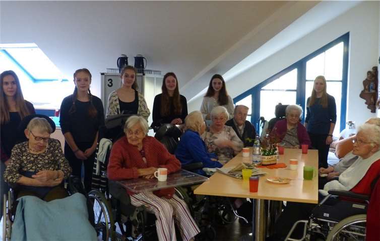 Die Firmlinge verwöhnten die Bewohner der Villa am Buttermarkt mit selbstgebackenen Waffeln. privat