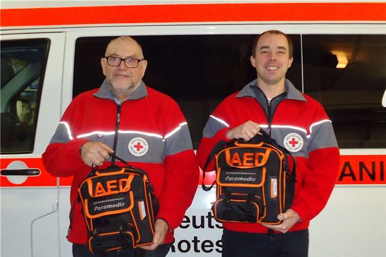 Die First-Responder Norbert Bach und Christoph Becker haben die neuen AED-Geräte erhalten. Guido Schultes, DRK Rhens