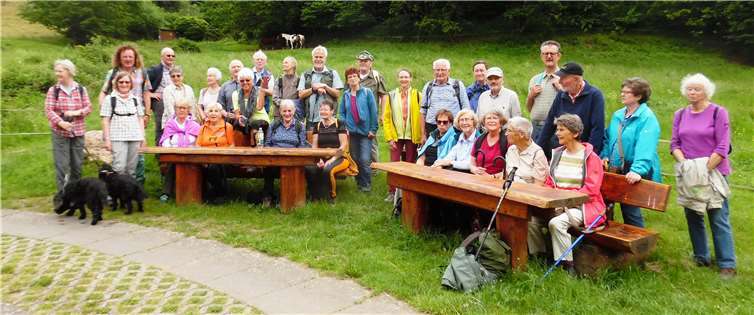 Die Fitnesswandergruppe am Himmelfahrtstag 2019 bei einer kleinen Rast am Radweg Bad Ems-Arzbach. Foto: Bürgerstiftung Bad Ems