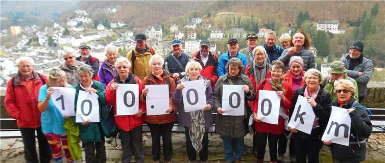 Die Fitnesswandergruppe hat jetzt insgesamt 100.000 km erwandert. Taunusklub Bad Ems