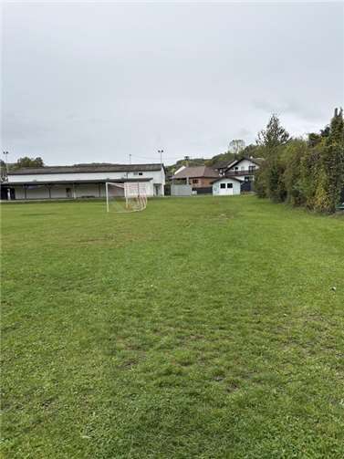 Die Fläche hinter dem Sportplatz in Niederdürenbach könnte für eine Offenlage des Dürenbachs in Frage kommen.