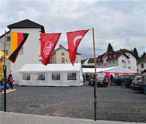Die Flaggen am Eingang luden zur Völkerverständigung ein. Der Platz wurde im türkischen Stil hergerichtet.