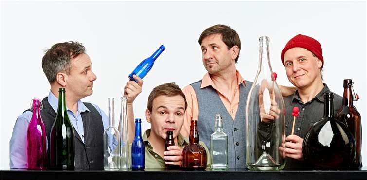 Die Flaschenmusiker werden am 29. September mit ihrem neuen Programm „Flaschmob“ die Bühne der Laacher See Halle rocken.Foto: YVES SUCKSDORFF