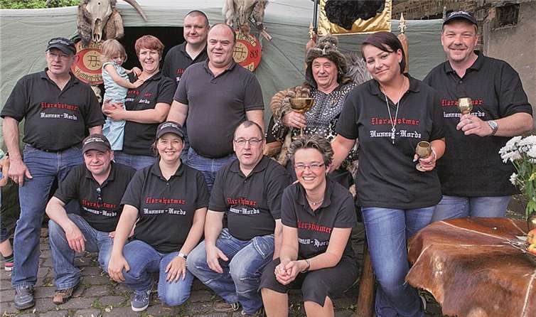 Die Flerzheimer Hunnen-Horde um ihren „Attila“ Hans-Josef Huk (3.v.r.) feierte am Wochenende ihren 25. Geburtstag. VJ