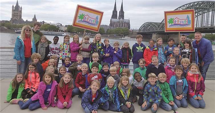 Die Flerzheimer Kinder mit dem Rhein und dem Dom im Rücken. privat