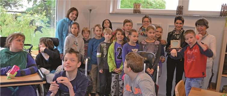 Die Flerzheimer Kommunionkinder hatten bei ihrem besuch im Kinderheim Dr. Dawo auch eine Überraschung dabei - eine Spende über 400 Euro, die sie voller Stolz überreichten. privat