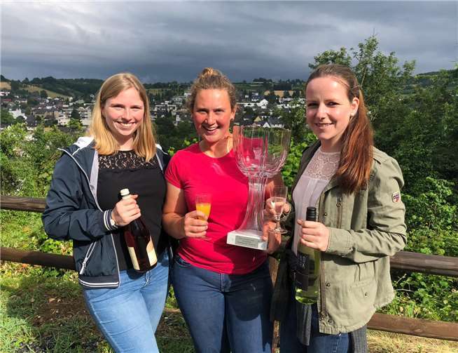 Die "Flintenladies" präsentieren stolz ihren Pokal.