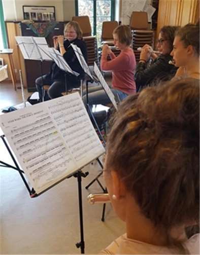 Die Flöten sind in der Satzprobe bereits in die unendlichen Weiten des Weltalls eingetaucht.