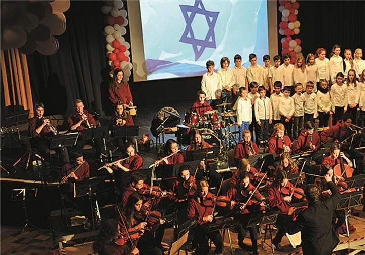 Die Flötisten und Streicher des Jugendorchesters umrahmten die Weihnachtsfeier des Limbachstifts.