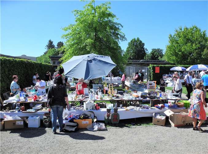 Die Flohmarkttische waren voll bepackt mit Hundebedarfsartikeln.