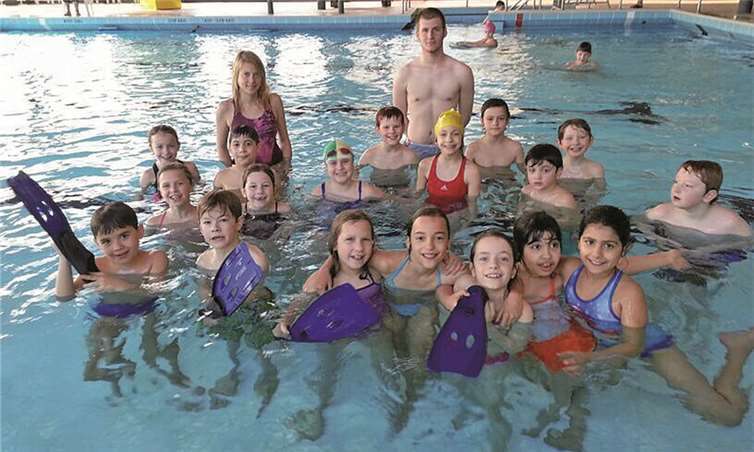 Die Flossen finden im Schwimmunterricht schon viel Anklang. privat