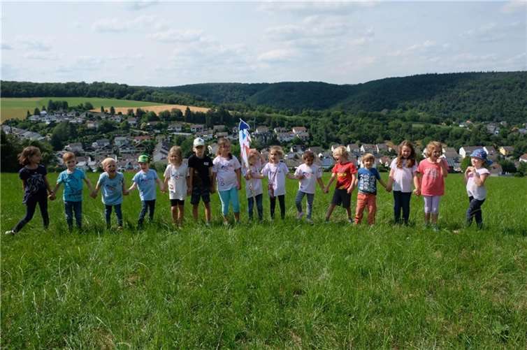 Die „Flotten Pferde“ rufen ihren Namen laut, um ihrem Maskottchen zu zeigen, dass sie ihm helfen wollen seine Dreiecke wiederzufinden. Foto: Kita St. Viktor Bad Breisig