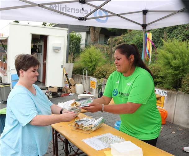 Die Flüchtlingswohngruppe hatte köstliche Falafel im Angebot.
