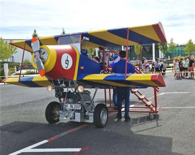 Die Flugzeugrundfahrt ist schon seit vielen Jahren eins der Highlights auf dem großen Kinderfest in St. Katharinen. Fotos: privat