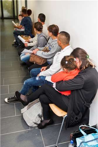 Die Flure füllen sich: Allein am Dienstag reisten 70 Menschen über den Flughafen Frankfurt-Hahn unerlaubt nach Deutschland ein. Foto: Bundespolizei Trier