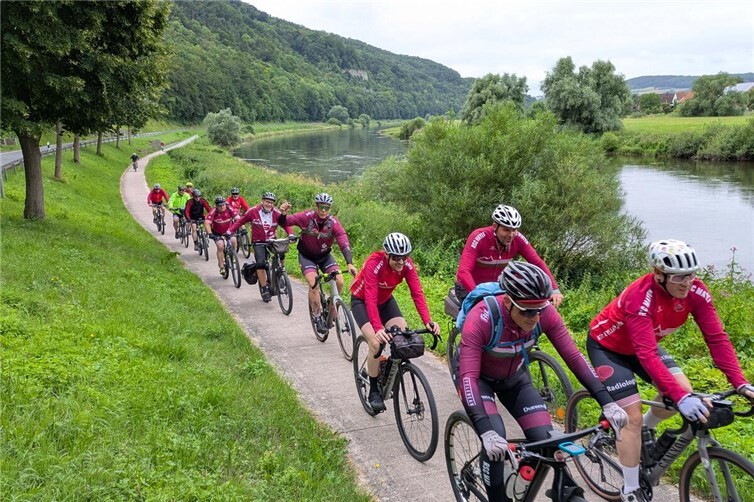 Die Flusstour-Gruppe während der Fahrt auf dem Weser-Radweg bei Rühle.