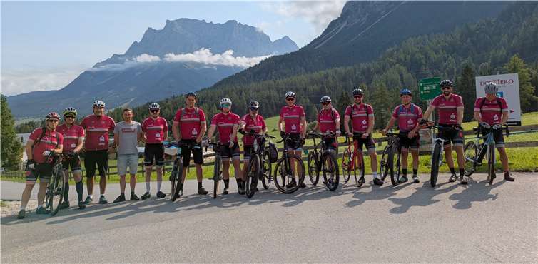 Flüssetour: Mayener Radsportclub radelt durch Oberbayern Die Flusstourer des RSC Mayen am Start in Biberwier mit Blick auf die Zugspitze.  Fotos: Martin Schäfer