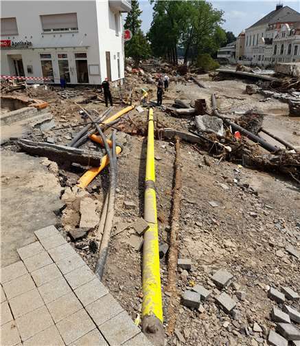 Die Flut hat das Erdgasnetz in Bad Neuenahr-Ahrweiler teilweise völlig zerstört, wie dieses Bild zeigt, das an der nördlichen Ahr entstanden ist. Foto: enm