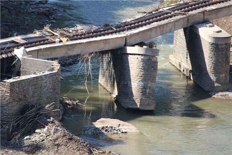 Die Flut hinterließ gewaltige Zerstörungen.  Foto: WITE