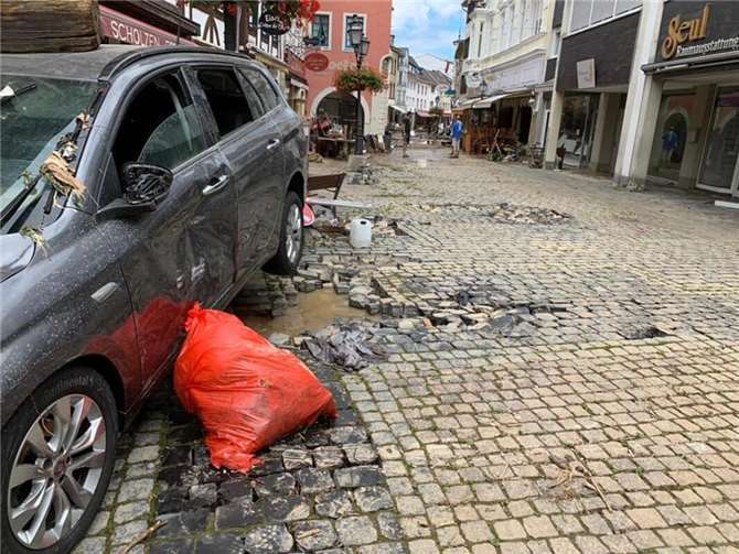 Die Flut richtete massive Schäden an und kostete 135 Menschen das Leben. Foto: ROB
