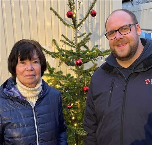 Die Flutbetroffene Ingeborg Krawatzki fand Hilfe und Unterstützung bei den DRKlern und dankte Daniel Blumenberg, dem Leiter im DRK-Begegnungs- und Servicecenters Ahr.