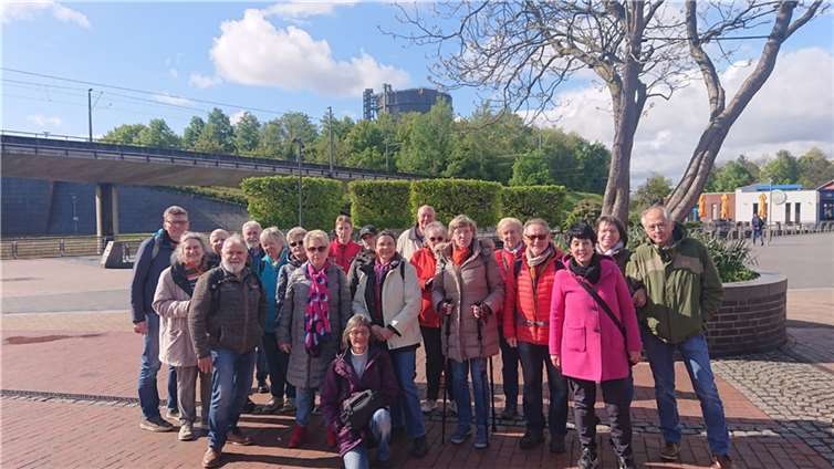 Die Flutbetroffenen genossen unbeschwerte Stunden beim Ausflug nach Oberhausen. Im Hintergrund ragt ein Stück des Gasometers heraus. Foto: Hildegard Ginzler