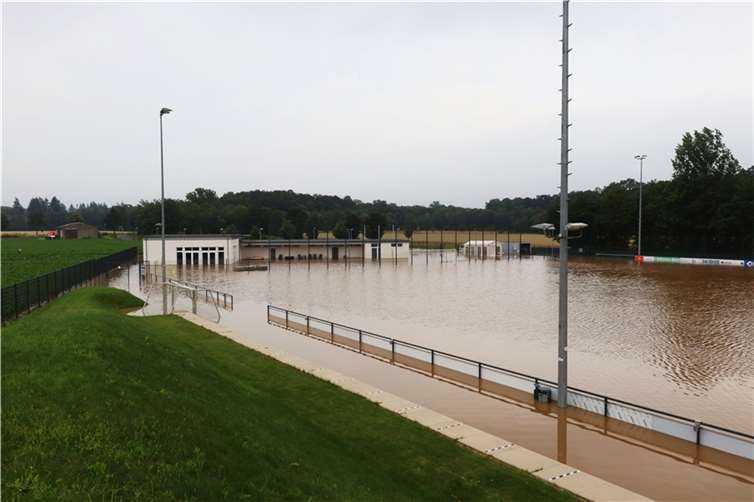 Die Fluten im Juli 2021 machten auch vor der Buschhovener Gemeinschaftssportanlage nicht Halt und zerstörten das gerade in Eigenleistung erbaute neue Vereinsheim und zahlreiches Inventar.Foto: privat