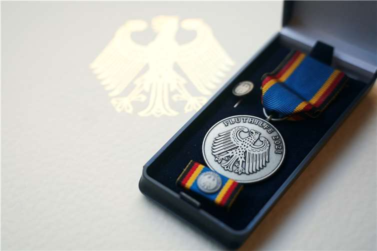 Fluthilfe-Medaille 2021: THW-Einsatzkräfte feierlich geehrt Die Fluthilfe-Medaille 2022. Foto: @BMI / Henning Schacht
