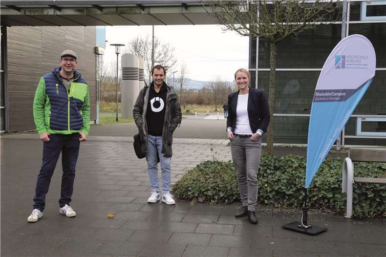 Die Flutwein-Gründer Peter Kriechel (li.) und Daniel Koller (Mitte) berichteten Studierenden des Bachelor-Studiengangs „Management, Führung, Innovation“ von der Spendenkampagne Flutwein.de und folgten damit der Einladung der Studiengangsleiterin Prof. Dr. Mareike Heinzen an den RheinAhrCampus in Remagen.Foto: RheinAhrCampus