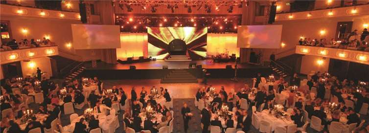 Die Fly & Help Jubiläums-Gala „Stars around the Christmas World“ ist ein einzigartiges Ereignis mit vielen Weltstars, wozu man sich bei röhrig schnell noch Restkarten sichern sollte.Foto: privat