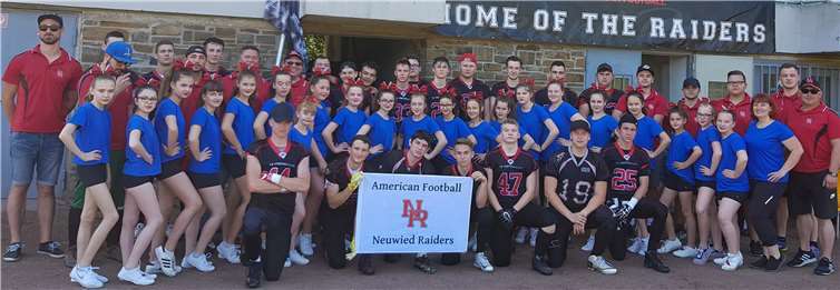 Die „Flying Angelz“ unterstützten erstmals die Footballer der Neuwied Raider bei ihrem Heimspiel. Foto: privat