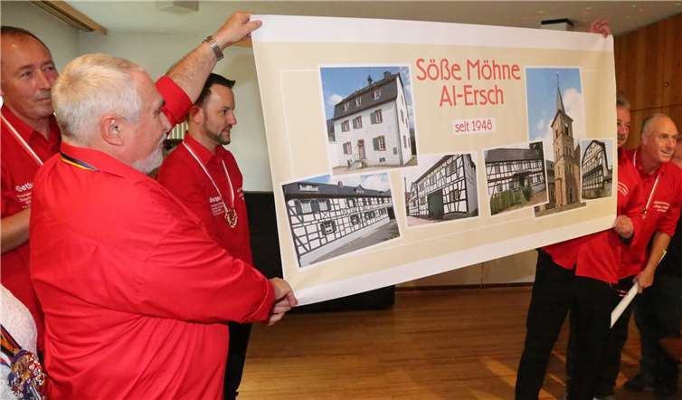 Die „Föös“ gratulierten mit einem neuen Bühnenbild. Fotos: StF