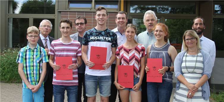 Die Förderpreisträger und die Jury.