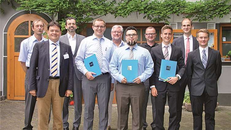 Die Förderpreisverleihung des VDI für ingenieurswissenschaftliche Abschlussarbeiten fand während des „Sommerlichen Treffens“ im „Wüstenhof“ bei Vallendar statt: (v.l.) Jens Sperber (Firma Steuler), Jürgen R. Dietrich MBM (1. Vorsitzender des VDI Mittelrhein), Ulf Frohneberg (Firma Steuler), Preisträger Viktor Schönhof mit Werner Schönwelski (Firma Steuler), Preisträger Magnus Hümmerich mit Prof. Schnick (Hochschule Koblenz), Preisträger Tobias Wallau, mit Steven Mac Nelly und Fabian Henseler (Hochschule Koblenz).