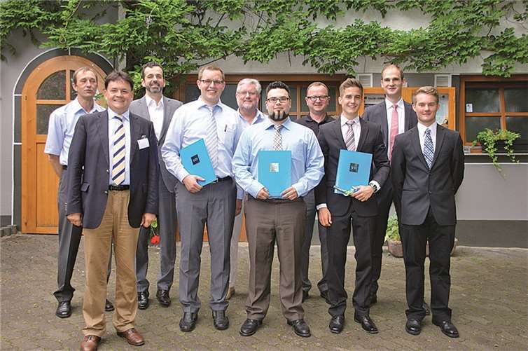 Die Förderpreisverleihung des VDI für ingenieurswissenschaftliche Abschlussarbeiten fand während des „Sommerlichen Treffens“ im „Wüstenhof“ bei Vallendar statt. (V.l.) Jens Sperber (Firma Steuler), Jürgen R. Dietrich MBM (1. Vorsitzender des VDI Mittelrhein), Ulf Frohneberg (Firma Steuler), Preisträger Viktor Schönhof mit Werner Schönwelski (Firma Steuler), Preisträger Magnus Hümmerich mit Prof. Schnick (Hochschule Koblenz), Preisträger Tobias Wallau, mit Steven Mac Nelly und Fabian Henseler (Hochschule Koblenz).  Privat