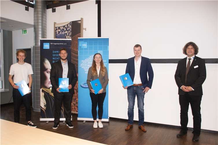 Die Förderpreisverleihung für herausragende wissenschaftliche Abschlussarbeiten fand im Anschluss an die Mitgliederversammlung des VDI Mittelrheinischer Bezirksverein e.V. im food hotel statt. Der Vorsitzende Dr. Thomas Kinsky (ganz rechts) überreichte den Preisträgern ihre Urkunden und einen Geldbetrag von jeweils 300 Euro. V.l. Jakob Tenholt B.Sc., Dominik Czeicke M.Sc., Magdalena Schoberer M.Eng. und Johannes Bohlke .Eng.Fotos: VDI