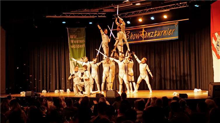 Die Fohr Dancers der Kirmesgesellschaft Ötzingen ließen bei ihrem Tanz „Stormtrooper“ Konfetti fliegen und Laserschwerter kreisen.