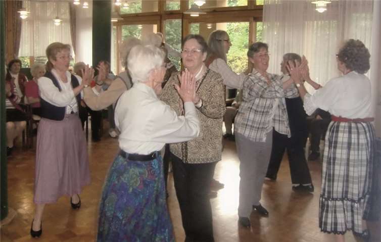 Die Folklore Gruppe der Sinziger St. Peter Kirchengemeinde bei ihrem Auftritt im Johanniter-Haus.privat