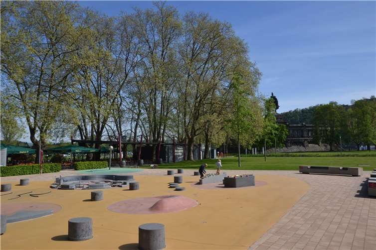 Die Fontänen des Wasserspielplatzes am Deutschen Eck bleiben trocken, bis ein technisches Problem behoben ist.  Foto: Stadt Koblenz/Verena Groß